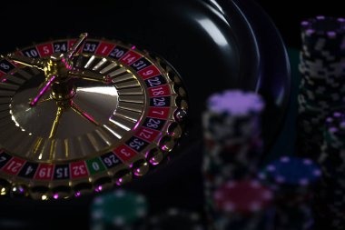 Live-dealer table with real dealer and live chat